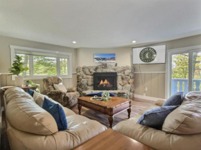 Robins Nest- fireplace, near Pico and AT